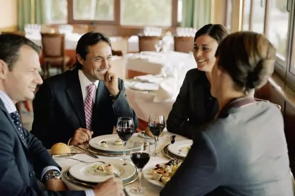 image d'un déjeuner d'affaires